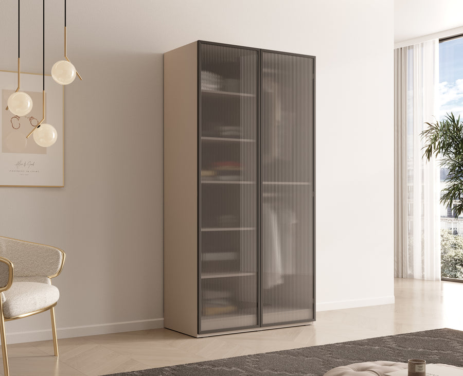 Kleiderschrank – Nordic – Moderner Drehtürenschrank mit geriffelten Glastüren und viel Stauraum