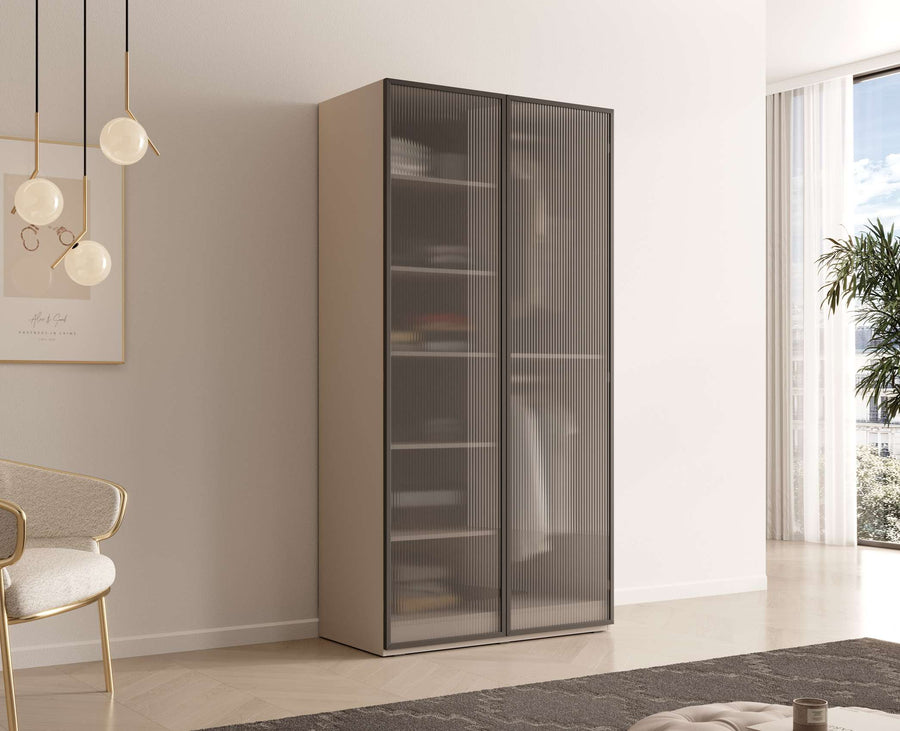 Kleiderschrank – Nordic – Moderner Drehtürenschrank mit geriffelten Glastüren und viel Stauraum