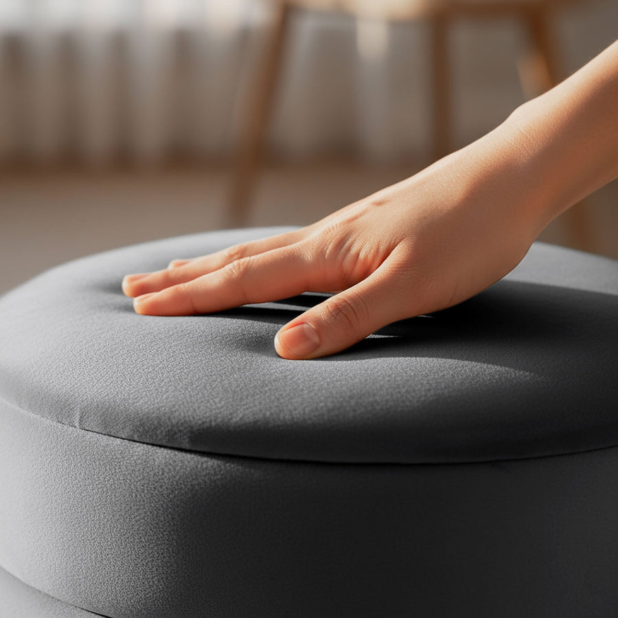 Sitzhocker – LUNA – Eleganter Samthocker mit praktischem Stauraum