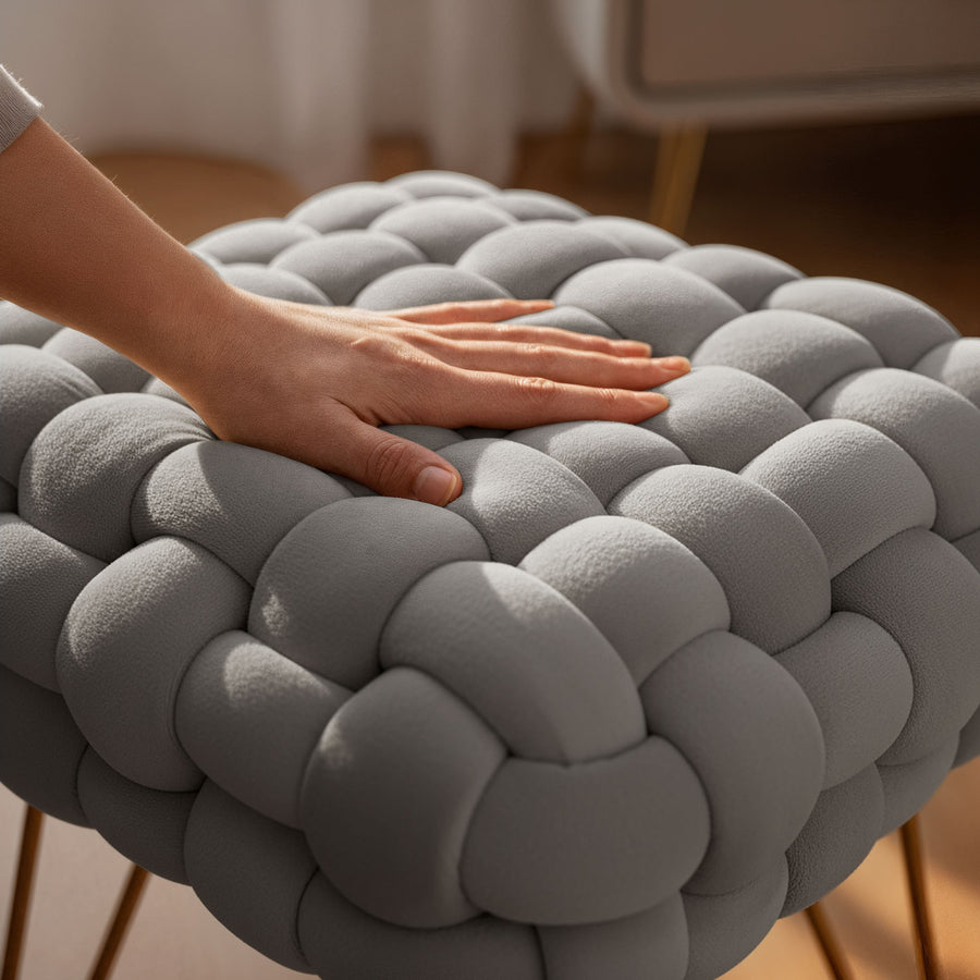 Sitzhocker – DOTTY – Geflochtener Samthocker im modernen Boho Stil