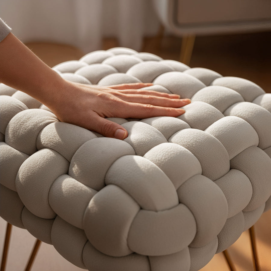 Sitzhocker – DOTTY – Geflochtener Samthocker im modernen Boho Stil
