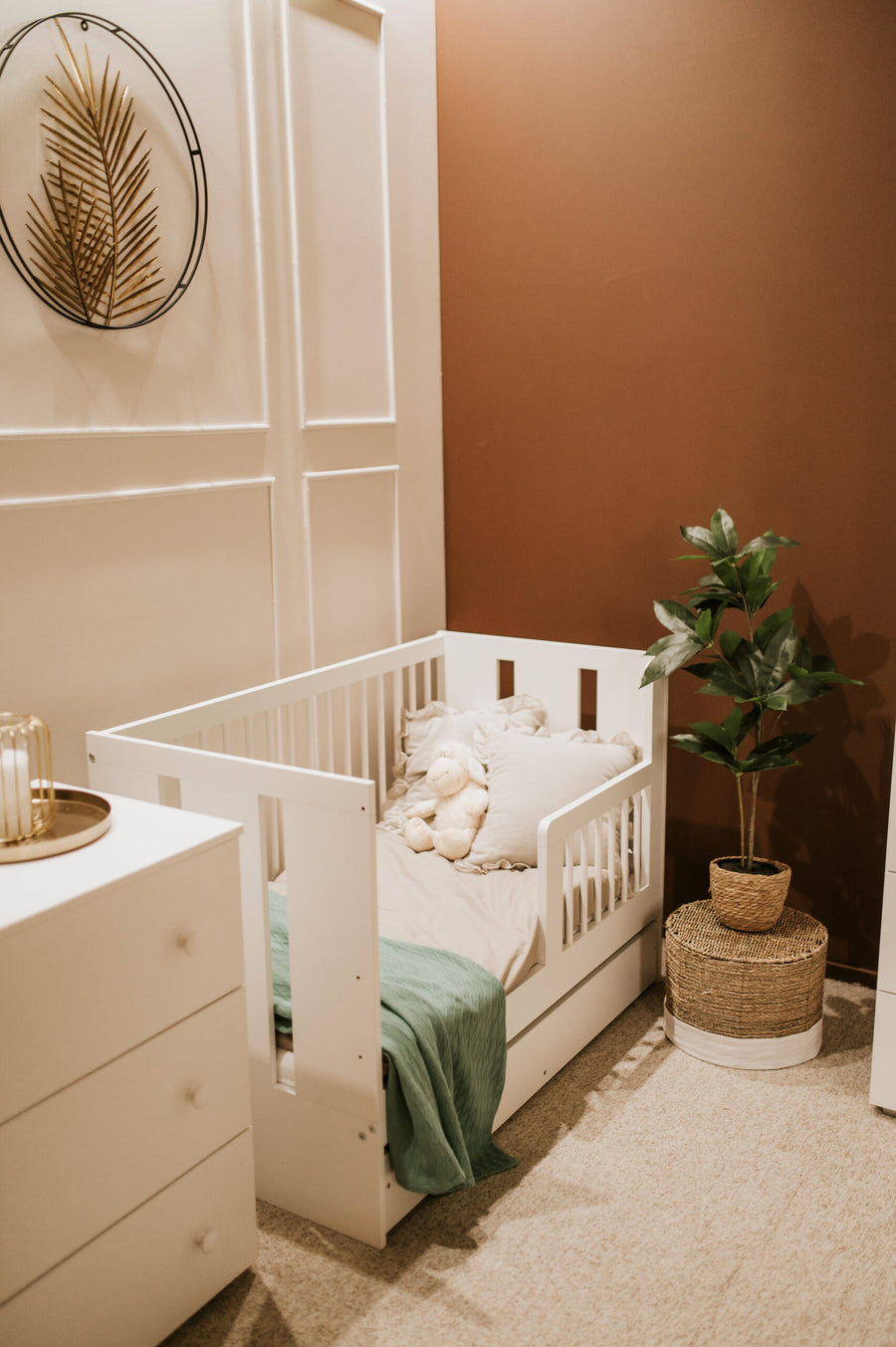 Kinderbett – PAULA – Zeitloses Babybett mit funktionalem Design