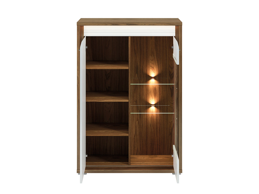 Vitrine – DALLAS 0601 – Edle Standvitrine in Natural Walnuss mit Hochglanz-Akzenten