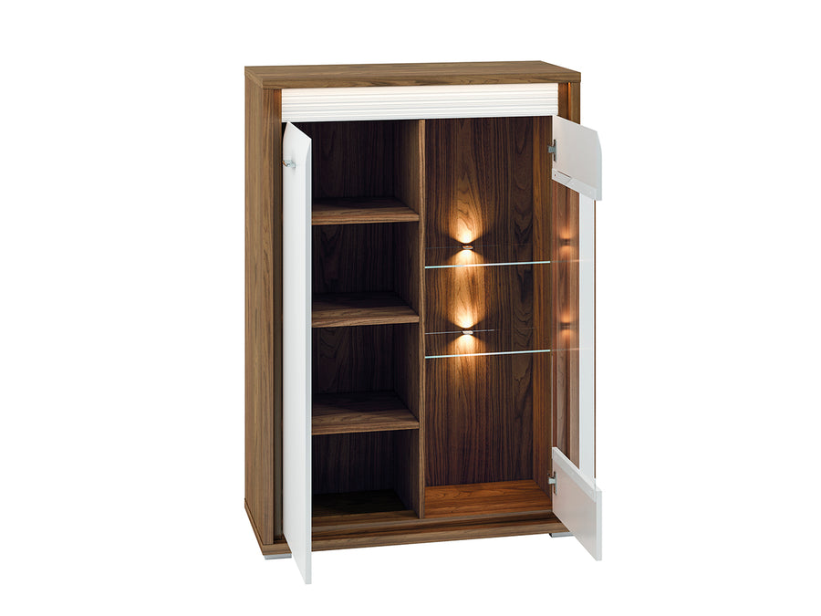 Vitrine – DALLAS 0601 – Edle Standvitrine in Natural Walnuss mit Hochglanz-Akzenten