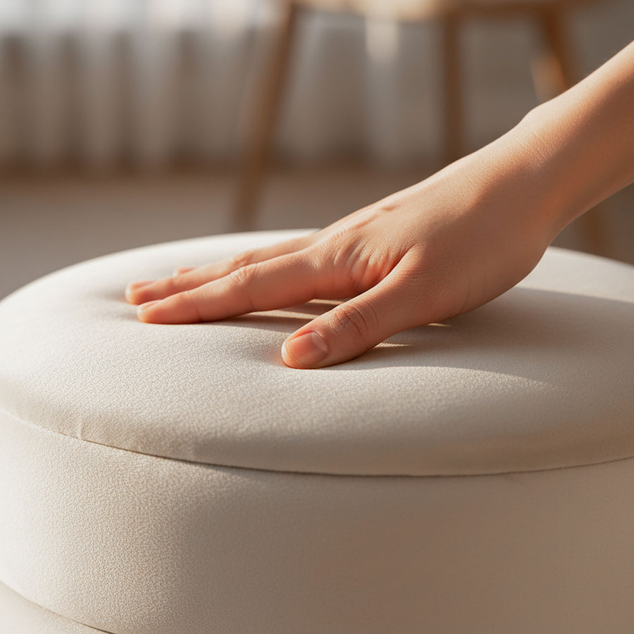 Sitzhocker – LUNA – Eleganter Samthocker mit praktischem Stauraum