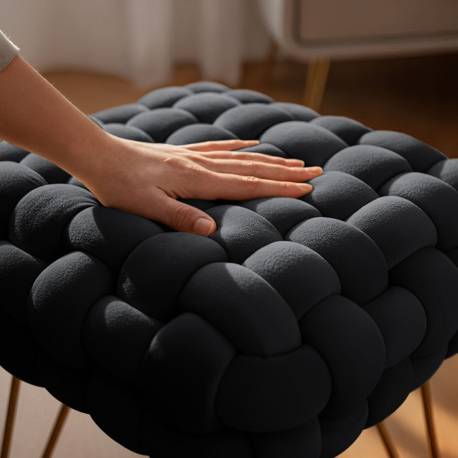 Sitzhocker – DOTTY – Geflochtener Samthocker im modernen Boho Stil