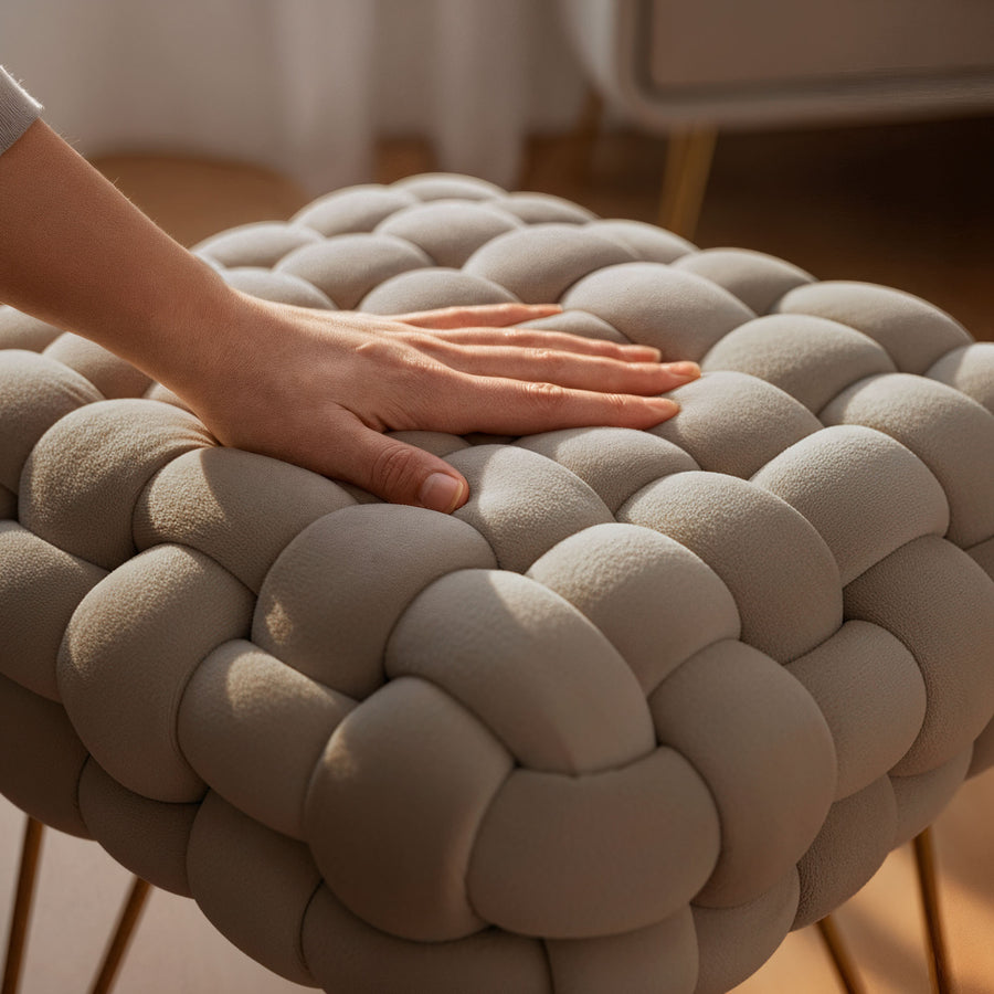 Sitzhocker – DOTTY – Geflochtener Samthocker im modernen Boho Stil