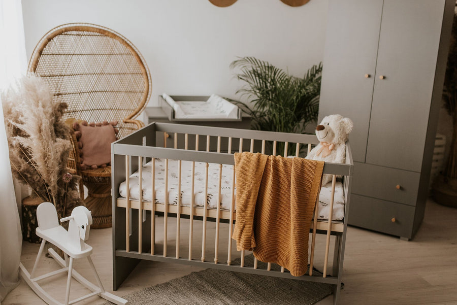 Babybett – PAULINE – Stilvolles Kinderbett im Loft-Design mit Schutzbarriere